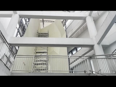 Triplexraad Binnen het Beklimmen Muur voor Woon