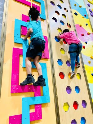 Easy Installation Kids Climbing Wall Customizable Multi Color